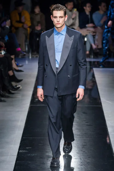 Look 32